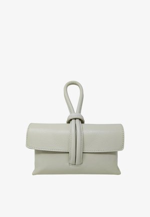 Pequeño bolso de mano de cuero blanco con asa en forma de lazo y cierre de solapa frontal sobre un fondo blanco.