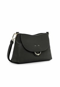 Borsa a tracolla in pelle nera con chiusura a pattina, un accento in metallo dorato di forma circolare e una tracolla regolabile. Superficie texturizzata.