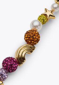 Bracelet perlé avec accents dorés, cristaux ronds multicolores, une perle, et un charme arc-en-ciel doré, mettant en valeur une palette de couleurs vibrantes et des textures variées.