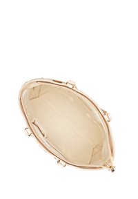 Jasno-beżowa torebka z otwartym wierzchem, wykonana z gładkiego materiału, z kremowym wnętrzem, kieszonkami wewnętrznymi oraz wykończeniami w kolorze złotym.