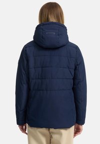 Mornarski puffer jakna s kapuljačom, koja ima horizontalne kvadratne šavove i detalj s logotipom na leđima. Mekana tekstura i izolirani dizajn.