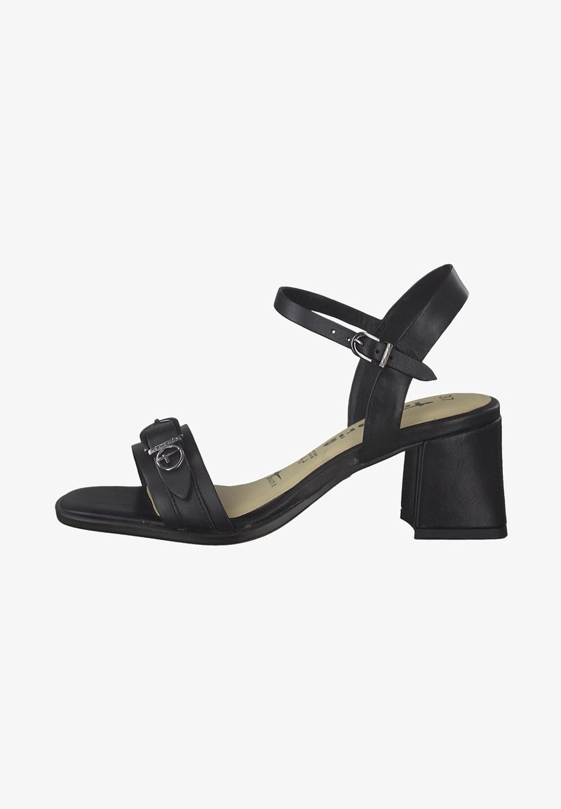 Sandale pour femmes en cuir noir avec talon bloc, bride autour de la cheville avec boucle, et bride avant avec détail de boucle argentée.