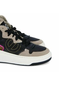 Hoge sneakers met een combinatie van zwart leer en beige suede, met zwarte veters, gele accenten en een witte plateauzool.