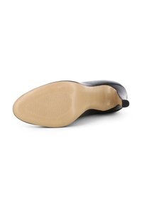 Scarpa in pelle nera con superficie liscia, punta rotonda e suola in gomma beige caratterizzata da modelli di presa orizzontali e un tacco basso.