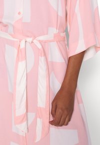Monki Košilové šaty - light pink