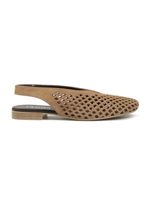 Brązowy zamszowy płaski but na pasku z wycięciami w kształcie diamentu i niskim drewnianym obcasem, widok z boku na białym tle.