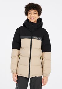 Giubbotto imbottito con cappuccio nero e parte superiore nera, parte inferiore beige, zip frontale e dettaglio logo sul petto, con tasche laterali.