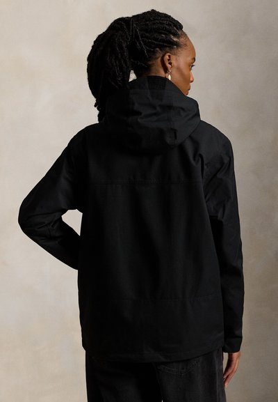 Svart hettejakke med glatt tekstur, lange ermer og rett snitt. Ingen synlige detaljer eller mønstre. Enkel design.