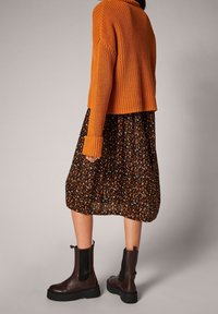 comma casual identity Trui - orange