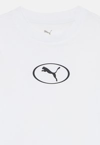 Hvit bomull T-skjorte med en svart Puma-logo i oval design midt på. Korte ermer og rund hals.