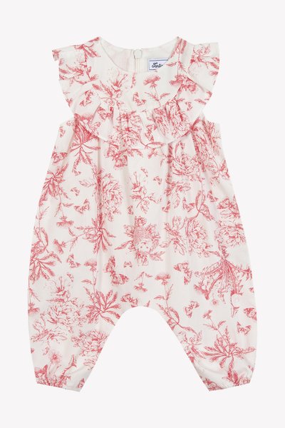 Macacão com padrão floral em tecido branco suave com motivos botânicos em rosa. Apresenta decote com babados e punhos elásticos para um ajuste descontraído.
