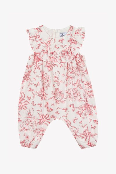 Květinový overal z měkké bílé látky s růžovými botanickými motivy. Má volánový výstřih a elastické manžety pro uvolněný střih.