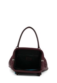 Borsa a mano in pelle color marrone scuro con una texture liscia, doppi manici e apertura superiore che mostra l'interno nero con una tasca con cerniera.