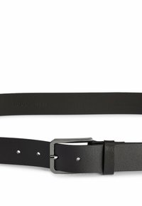 Zwarte leren riem met een gladde textuur en een rechthoekige zilveren metalen gesp. Voorzien van meerdere gaatjes voor verstelbare maten.