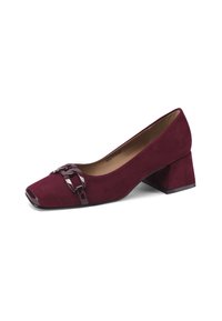 Scarpa a blocco in suede borgogna con punta quadrata, dotata di un accento lucido nero sulla punta e un dettaglio decorativo in catena metallica sulla parte frontale.