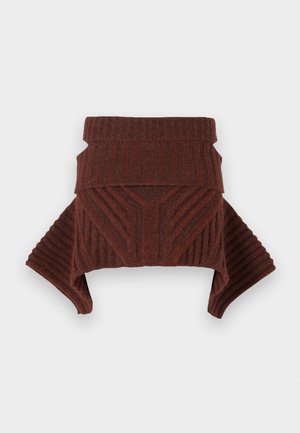 Brązowy sweter dzianinowy z prążkowaną strukturą, wyraźnymi ramionami i wysokim kołnierzem. Wzór zawiera geometryczne motywy oraz opuszczone rękawy.