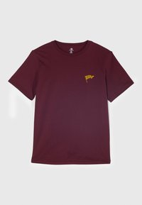 Camiseta de algodón burdeos de manga corta y cuello redondo, con un pequeño gráfico amarillo de una bandera en el lado izquierdo del pecho.