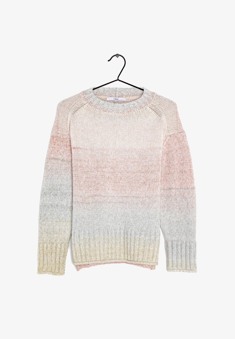 Pull en tricot aux couleurs dégradées : rose pâle, beige et gris. Col et poignets côtelés. Suspendu à un crochet noir.