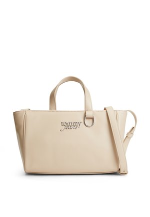 Bolso de mano rectangular de cuero de color beige con asas cortas, bandolera ajustable y logotipo metálico "tommy jeans" en la parte frontal.