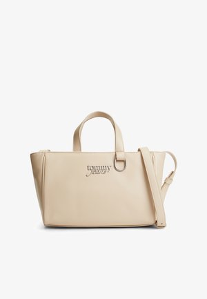 Bolso de mano rectangular de cuero de color beige con asas cortas, bandolera ajustable y logotipo metálico "tommy jeans" en la parte frontal.