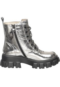Bottines lacées argent métalliques avec fermeture éclair sur le côté, semelle en caoutchouc noir épaisse et finition en cuir texturé.