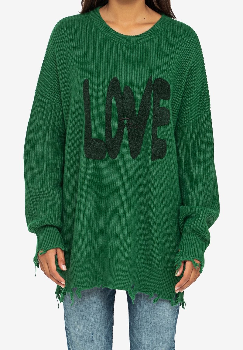 Zelený pletený svetr s žebrovanou texturou, se černým nápisem "LOVE", roztrhaným lemem a přepychovými dlouhými rukávy.