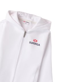Sudadera blanca con cremallera y textura suave, que cuenta con una capucha forrada en gris y un logo rojo y azul marino en el pecho. Ideal para uso casual.