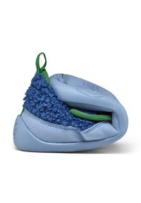 Blaue Schuhe mit einem flauschigen blauen Obermaterial, strukturierten Akzenten und einer grünen Stoffschlaufe. Verfügt über eine weiche blaue Sohle mit erhöhten Mustern.