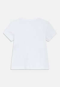 Λευκό βαμβακερό μπλουζάκι με κοντά μανίκια, στρογγυλή λαιμόκοψη και απλή πλάτη. Ομαλή υφή, χωρίς σχέδια ή διακοσμητικά στοιχεία.