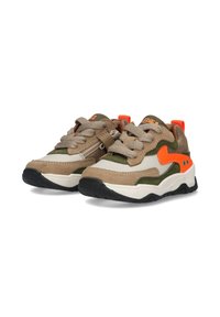 Zapatillas de ante beige y verde con acentos naranjas, paneles laterales de malla, cordones texturizados y una suela de goma con patrón.