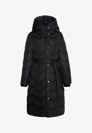 Schwarzer, gesteppter langer Puffermantel mit hohem Kragen, Druckknöpfen und einem gebundenen Taillengürtel für eine figurbetonte Silhouette.