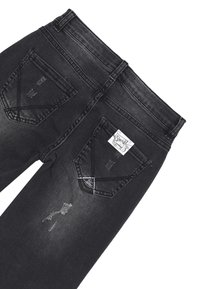 Jeans in denim nero con taglio dritto, design a cinque tasche e leggere abrasioni al ginocchio. Etichetta cucita sulla tasca posteriore.