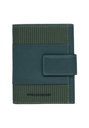 Grüne Geldbörse mit einem strukturierten, gewebten Einsatz und glattem Leder, verschlossen mit einem passenden Riemen. Enthält dezentes Branding am unteren Rand.
