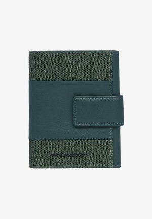 Grüne Geldbörse mit einem strukturierten, gewebten Einsatz und glattem Leder, verschlossen mit einem passenden Riemen. Enthält dezentes Branding am unteren Rand.