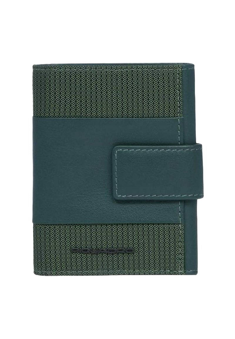 Portafoglio verde con un pannello intrecciato strutturato e pelle liscia, chiuso con una cinghia abbinata. Include un marchio discreto nella parte inferiore.