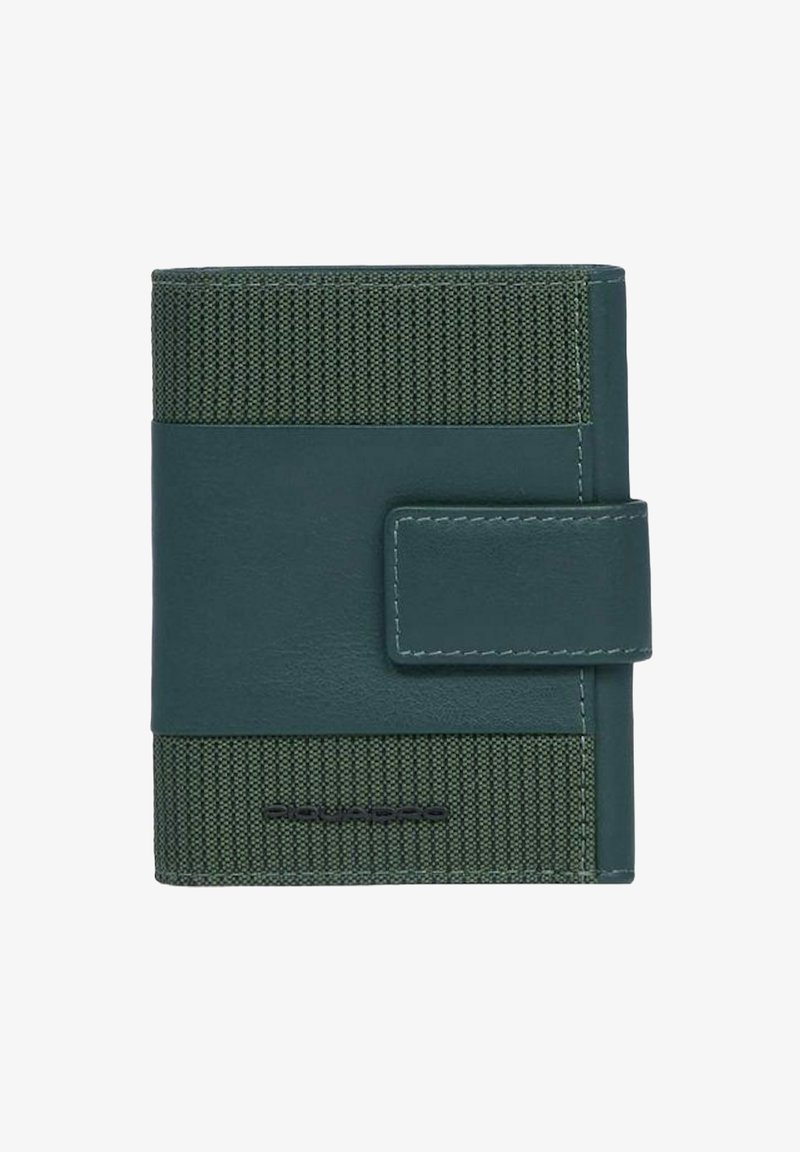 Portafoglio verde con un pannello intrecciato strutturato e pelle liscia, chiuso con una cinghia abbinata. Include un marchio discreto nella parte inferiore.