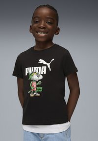 Juodas medvilnės marškinėliai su spalvinga pieštuko katė su akinių, tekstu "PUMA" ir "SUPER PUMA", bei baltu logotipu ant peties.