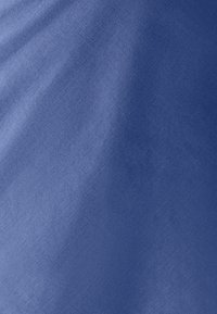 Mėlyna audinys su lygiu paviršiumi, pasižymintis smulkiu pynimu ir subtilia blizgesiu. Spalva vienalytė be raštų ar matomų detalių.