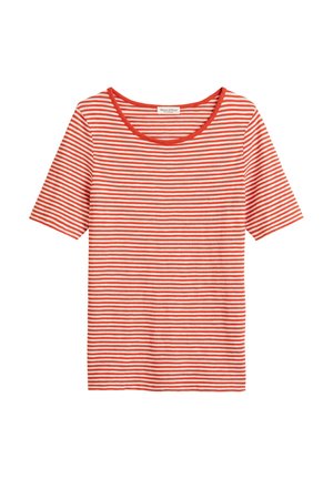 Czerwona i biała w paski koszulka z krótkim rękawem o okrągłym dekolcie, charakteryzująca się miękką teksturą i casualowym krojem. Etykieta marki widoczna wewnątrz dekoltu.