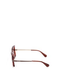 Ochelari de soare cu o ramă din acetat maro, accente metalice aurii pe arme și un design elegant, rectangular.