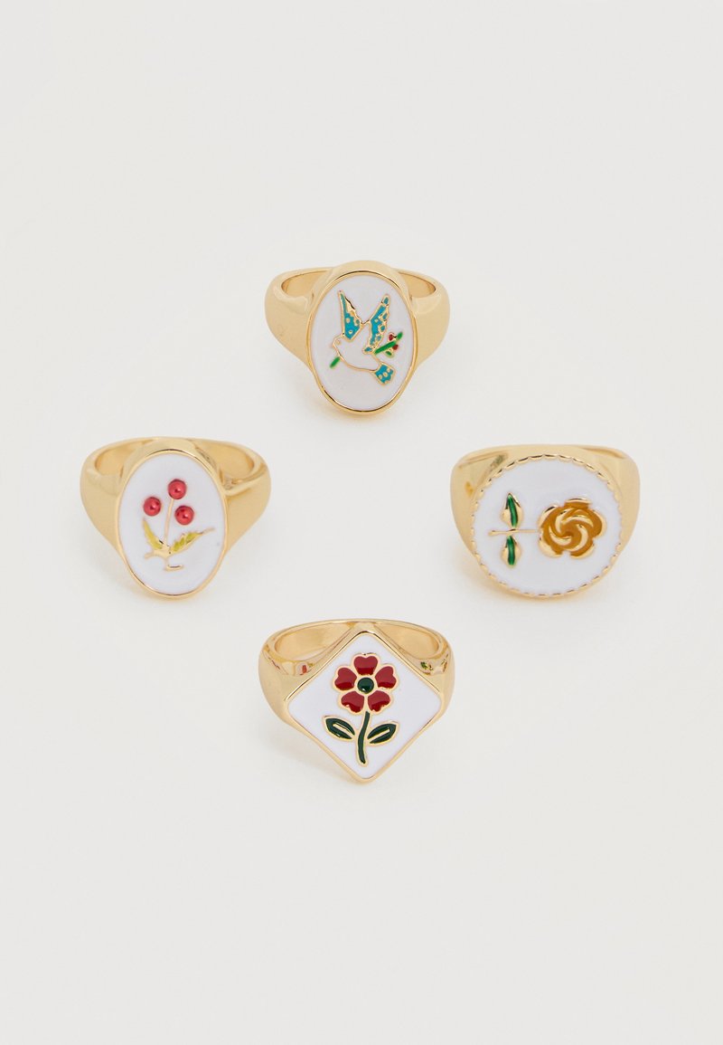 Τέσσερα χρυσά δαχτυλίδια με λευκές σμάλτες επιφάνειες που απεικονίζουν πολύχρωμα λουλουδιαστά και πουλιών σχέδια, τοποθετημένα σε λευκό φόντο.