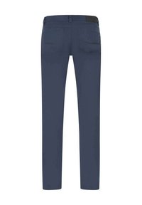 Marineblauwe, slim-fit broeken met een gladde textuur. Beschikt over een standaard tailleband, twee achterzakken en een minimalistisches ontwerp.