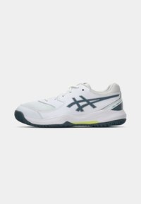 Hvit joggesko med mesh-overdel, grå aksenter, et mønstrete såle og en gul detalj på hælen, designet for komfort og ytelse.