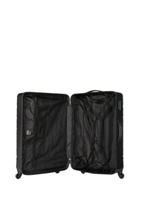 Valise rigide noire avec une texture lisse, quatre roues, double zip, et un intérieur divisé comprenant une poche en mesh et des sangles de compression.