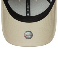 Pălărie de baseball cu un coron beige și vizor negru. Prezintă un logo circular MLB pe partea interioară. Materialul este un țesătură texturată.
