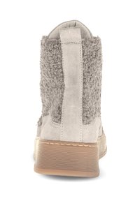 Bottines en suede gris avec un dos en fausse fourrure texturé, une semelle en caoutchouc et une languette, présentant des coutures détaillées autour de la base.