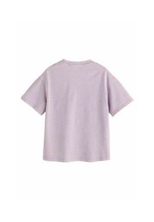 Ljubičasta pamučna majica s kratkim rukavima, okruglim izrezom i opuštenim krojem. Tkanina izgleda mekano s minimalnim šavovima i bez vidljivih uzoraka.