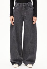 Schwarze Denim-Jeans mit weitem Bein, hoher Taille, Fünf-Taschen-Design und Kontrastnähten. Weiche Textur, geeignet für legere Outfits.