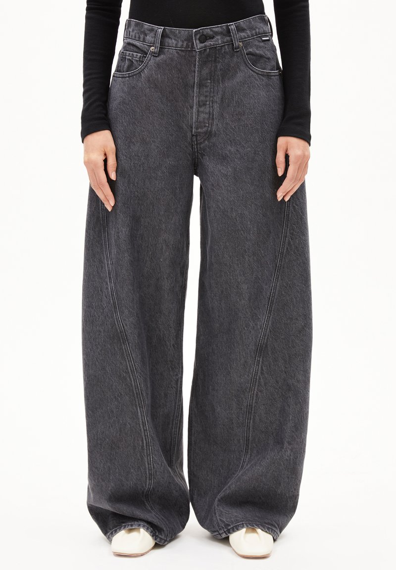 Schwarze Denim-Jeans mit weitem Bein, hoher Taille, Fünf-Taschen-Design und Kontrastnähten. Weiche Textur, geeignet für legere Outfits.
