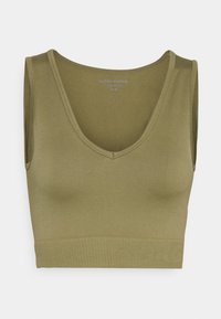 Sutiã desportivo sem mangas em verde-oliva, feito de um tecido suave, apresentando um decote em V acentuado e uma bainha canelada com a marca gravada na banda.